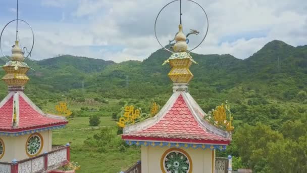 Caodaismus-Tempel im orientalischen Stil eingerichtet — Stockvideo