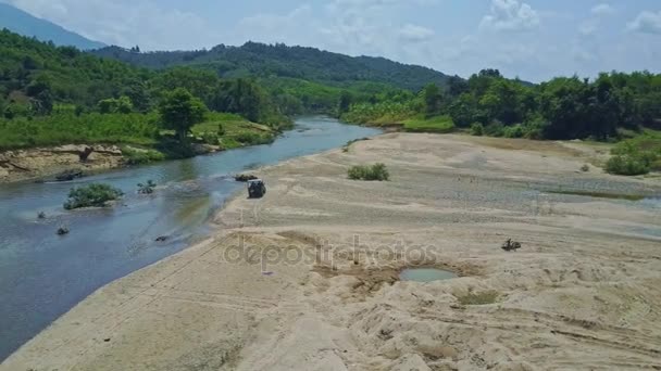 Militärjeep fährt auf Schotter in Flussnähe — Stockvideo