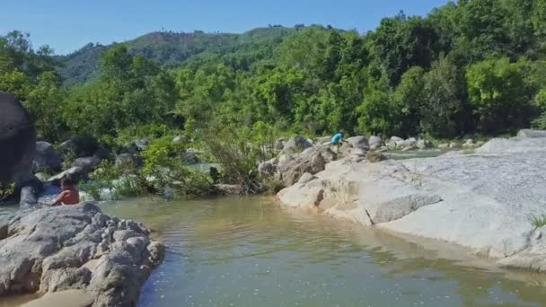 Guy ryby s tyčí na skále v řece — Stock video