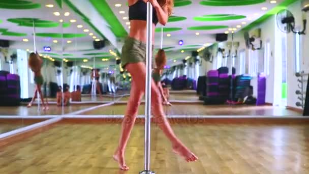 Fille dansant un pole dance — Video