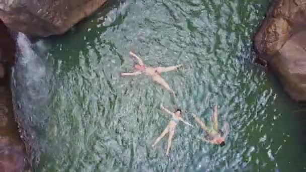 Donne e uomini che nuotano nel lago tra le rocce — Video Stock