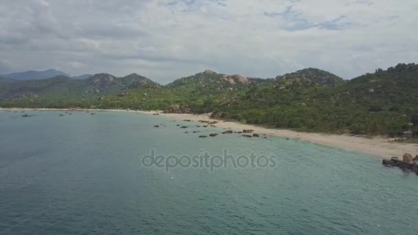 Costa y playa de arena contra el océano — Vídeos de Stock