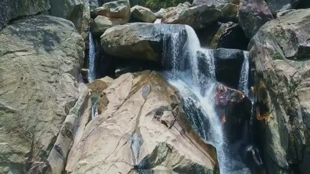 Gebirgsfluss fließt in Schlucht — Stockvideo