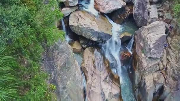 Río con cascadas y mujer nada en estanque — Vídeo de stock