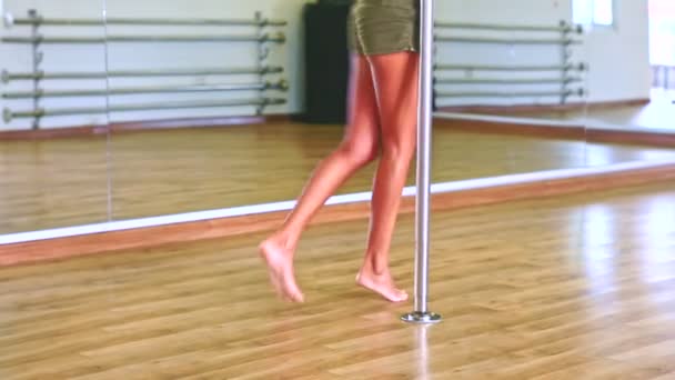 Chica bailando un pole dance — Vídeos de Stock