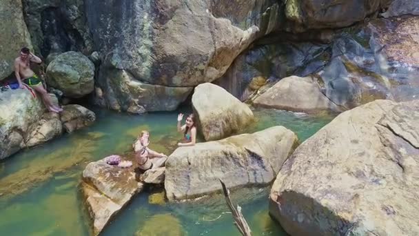Туристы машут руками и купаются в озере — стоковое видео