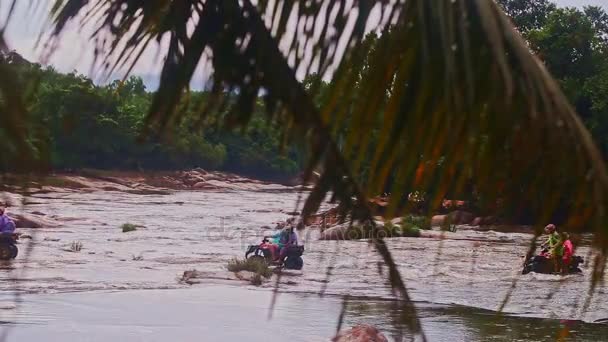 游客开车所有地形作业车辆穿过河 — 图库视频影像