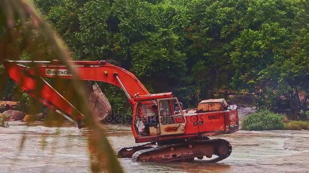 Excavatrice se déplaçant le long de la rivière avec des rapides — Video