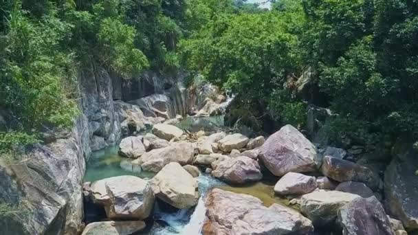 Fiume di montagna che scorre nella gola — Video Stock