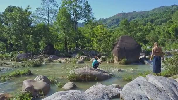 Chica buscando como hombre pesca en río — Vídeos de Stock