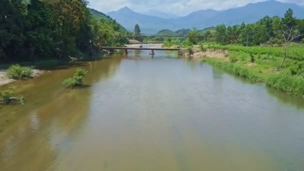 Frauen waschen Kleidung im Fluss unter Brücke — Stockvideo