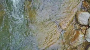 dağ nehir cascades rapids ve kayalar ile