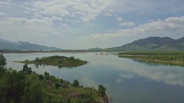 göl ve dağlık manzara karşı küçük ada