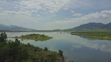 göl ve dağlık manzara karşı küçük ada