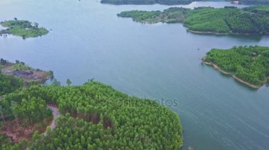 Highland tropikal orman ve göl ile