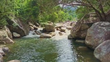 dağ nehir cascades rapids ve kayalar ile