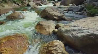 kayalar arasında dağ nehir geçiyor 