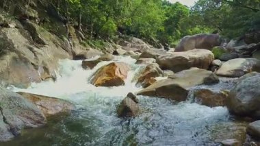 dağ nehir cascades rapids ve kayalar ile