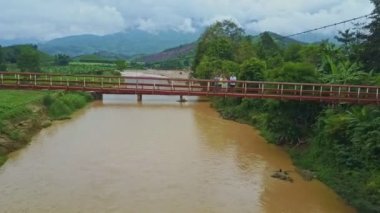 nehir tropikal peyzaj bankalar arasında çalışan 