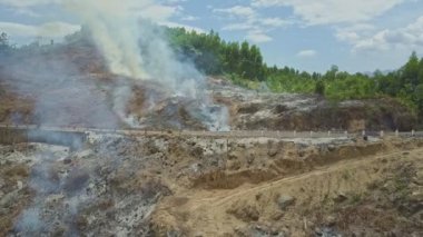 Orman ormanda yanan duman