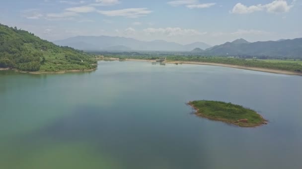 湖と丘陵の風景に対して小さな島 — ストック動画