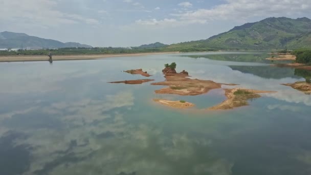 Lago com ilhas contra selva sem limites e planalto — Vídeo de Stock