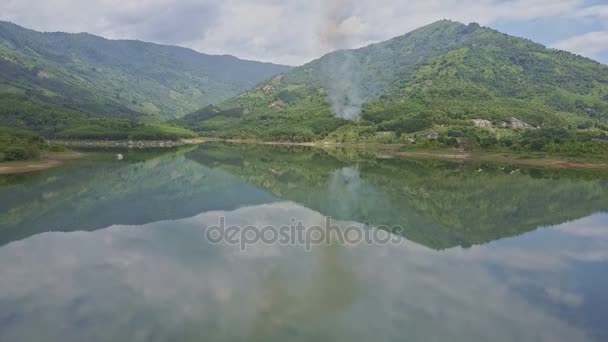 Lake yakınlarında orman ormandaki duman — Stok video