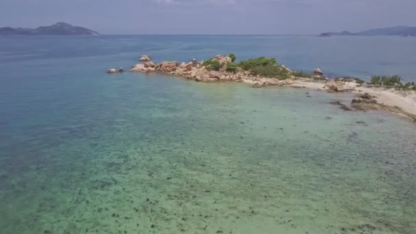 Península costa rocosa por encima del océano turquesa — Vídeo de stock