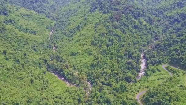 Planalto coberto com floresta tropical verde — Vídeo de Stock