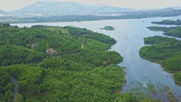 Високогір'я з тропічним лісом і озером — стокове відео