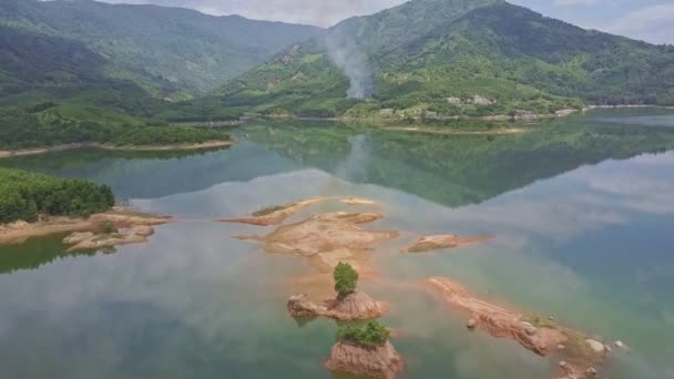 Jezero s ostrovy proti nekonečné džungle a highland — Stock video