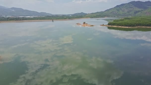 Lago con isole contro giungla sconfinata e altopiano — Video Stock