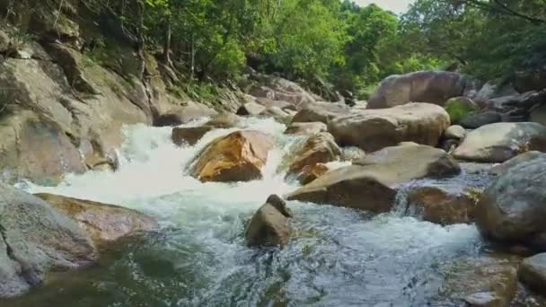 Rio de montanha com cascatas de corredeiras e rochas — Vídeo de Stock