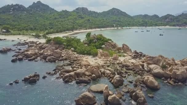 De rotsachtige kustlijn schiereiland boven turquoise Oceaan — Stockvideo