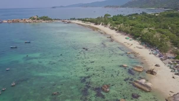 Halbinsel felsige Küste über türkisfarbenem Ozean — Stockvideo