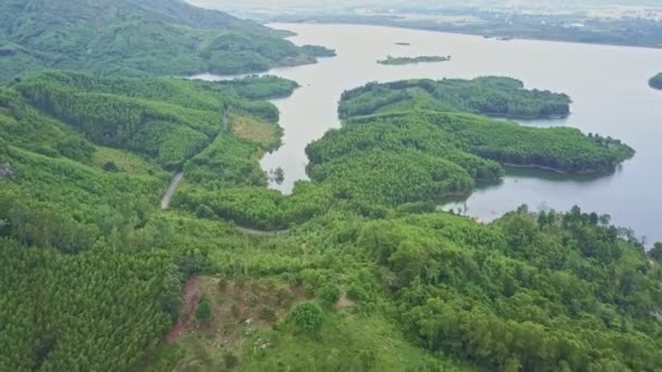 Hautes terres avec forêt tropicale et lac — Video