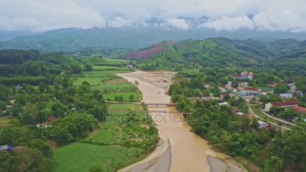 Fluss fließt zwischen den Ufern der tropischen Landschaft — Stockvideo