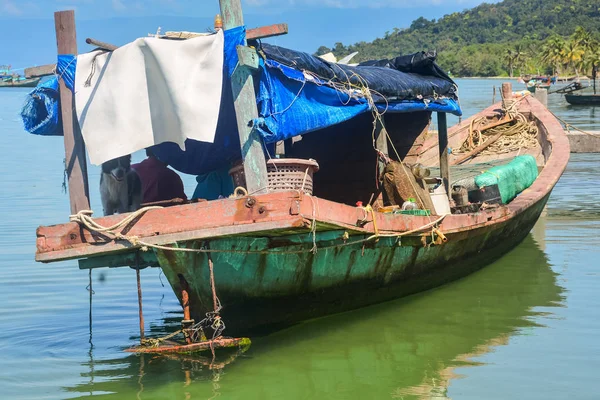 Barco de pesca com telhado de tecido no mar — Fotografia de Stock