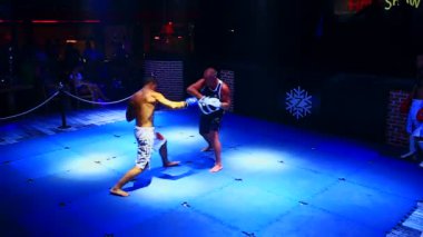 Tay boksörler ringe gece kulübü fight