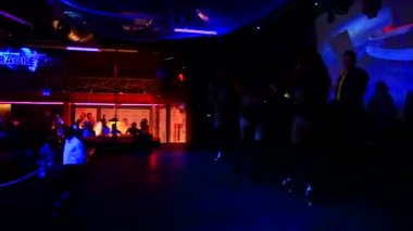 DJ gece kulübünde dans kızlar
