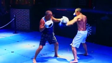 Tay boksörler ringe gece kulübü fight