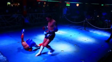 Tay boksörler ringe gece kulübü fight