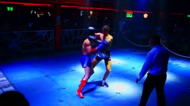 Tay boksörler ringe gece kulübü fight 
