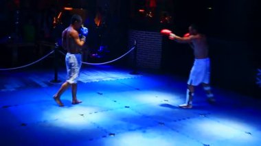 Tay boksörler ringe gece kulübü fight