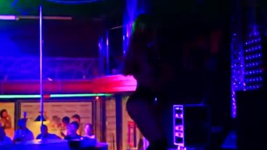 DJ gece kulübünde dans kızlar