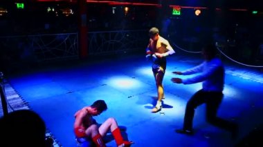 Tay boksörler ringe gece kulübü fight 