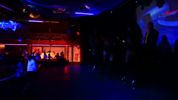 Meisjes dansen in de buurt van Dj in discotheek — Stockvideo