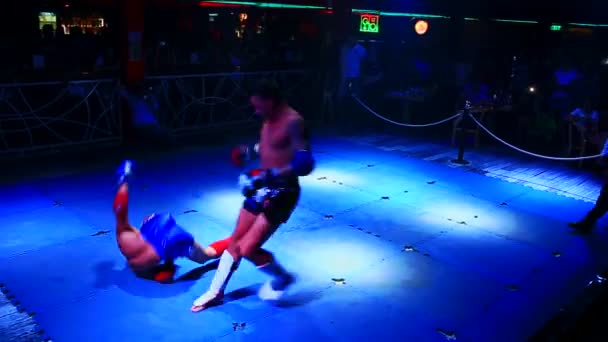 Боксёры Таиланда дерутся на ринге в ночном клубе — стоковое видео