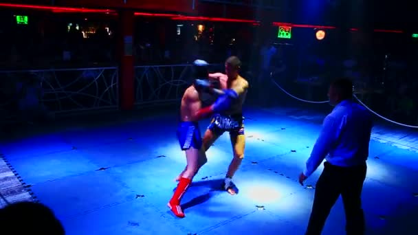 Boxeadores tailandeses luchan en ring en club nocturno — Vídeos de Stock