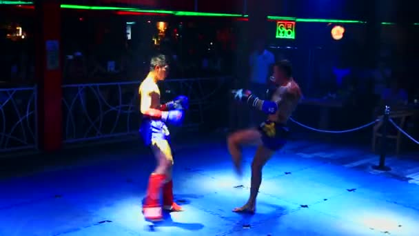 Boxeadores tailandeses luchan en ring en club nocturno — Vídeos de Stock